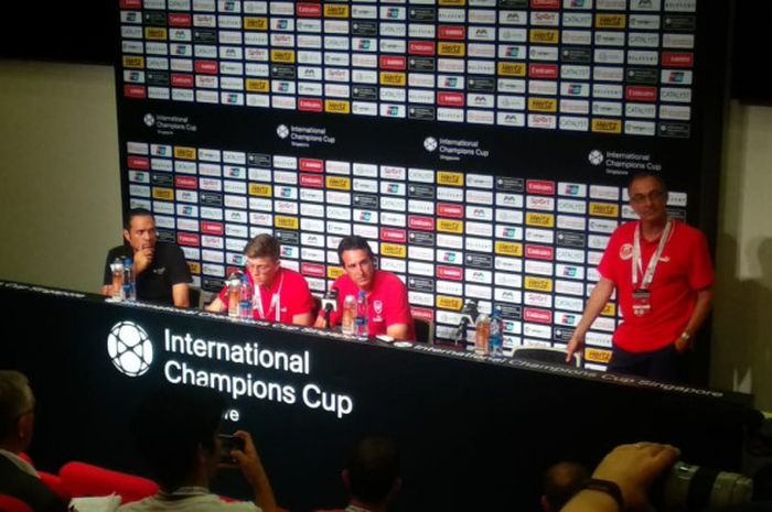 Pelatih Arsenal, Unai Emery, menghadiri konferensi pers seusai laga International Champions Cup 2018 melawan Atletico Madrid, di National Stadium, Singapura, Kamis (26/7/2018) malam.