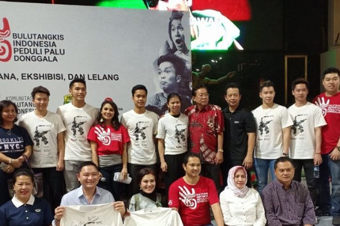 Sejumlah atlet, mantan atlet, dan komunitas bulu tangkis berpose dalam acara lelang jersey dan raket di Grand Indonesia, Jakarta, Sabtu (24/11/2018).