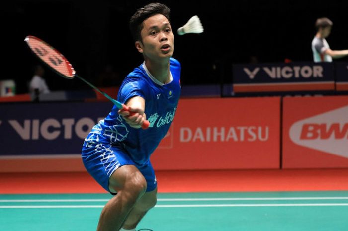 Pebulu tangkis tunggal putra nasional Indonesia, Anthony Sinisuka Ginting, saat menjalani laga melawan Chen Long (China) pada perempat final Malaysia Masters 2019 di Axiata Arena, Bukit Jalil, Kuala Lumpur, Jumat (19/1/2019).