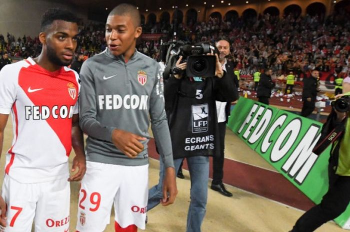 Thomas Lemar (kiri) dan Kylian Mbappe Lottin berjalan meninggalkan lapangan setelah membantu AS Monaco menang atas Lille dalam partai Liga Prancis di Stadion Louis II, Monako, 14 Mei 2017.