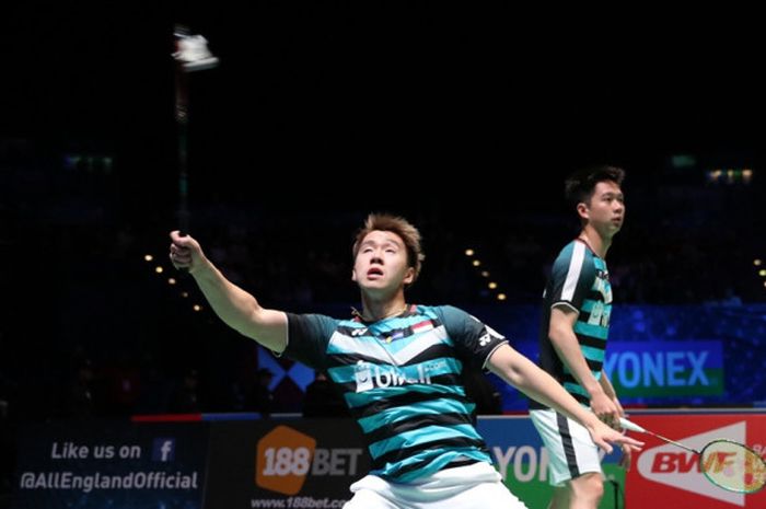  Pasangan ganda putra nasional Indonesia, Marcus Fernaldi Gideon/Kevin Sanjaya Sukamuljo, mengembalikan kok dari lawan mereka, Chen Hung Ling/Wang Chi-Lin (Taiwan), pada babak perempat final turnamen All England Terbuka 2018 di Arena Birmingham, Birmingham, Inggris, Jumat (16/3/2018).  