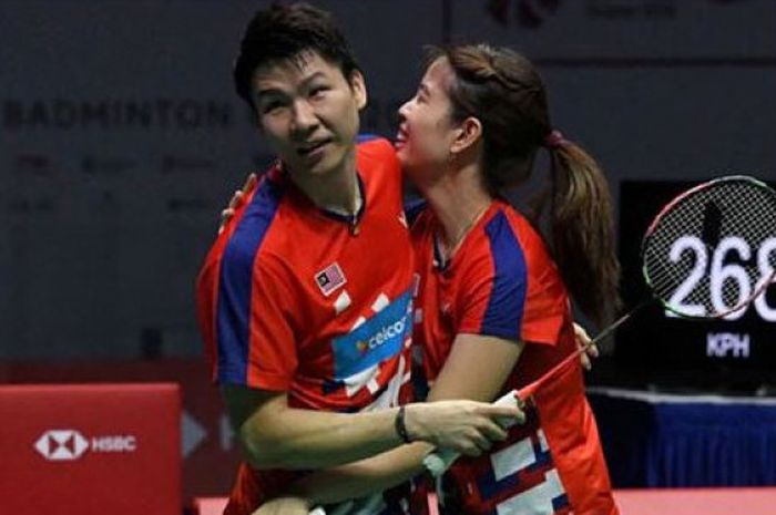 Ekspresi ganda campuran Malaysia, Goh Soon Huat/Shevon Jemie Lai, usai merebut gelar juara Singapore Open 2018, Minggu (22/7/2018). 