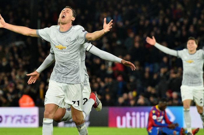 Gelandang Manchester United, Nemanja Matic (depan), merayakan gol yang dia cetak ke gawang Crystal Palace dalam laga Liga Inggris di Stadion Selhurst Park, London, pada 5 Maret 2018.