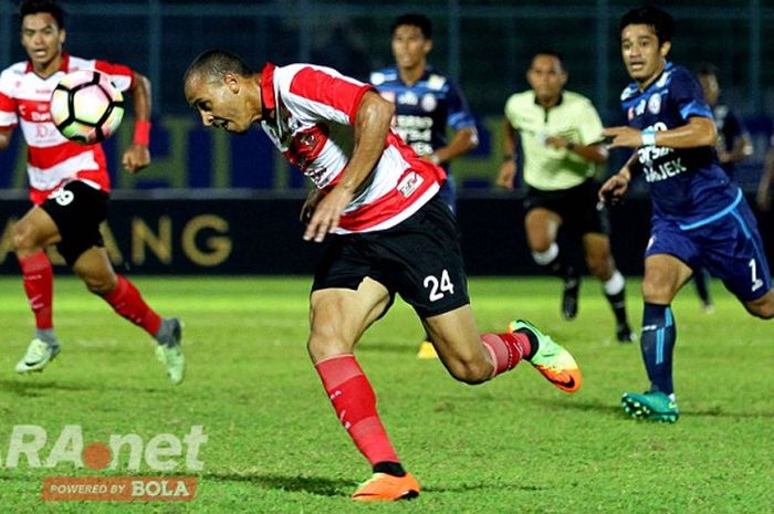 Aksi striker Madura United, Peter Odemwingie, saat mendribel bola dalam laga pekan ke-6 Liga 1 melawan Arema FC di Stadion Kanjuruhan Malang, Jawa Timur (14/05/2017) Minggu malam.