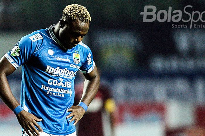  Bek Persib Bandung, Victor Igbonefo, saat tampil melawan PSM Makassar pada pekan kesepuluh Liga 1 2018 di Stadion GBLA, Bandung, Rabu(23/05/18).  