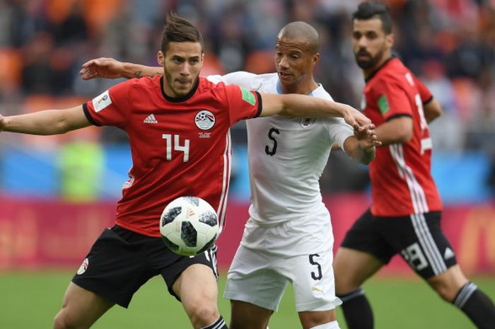 Gelandang Timnas Uruguay, Carlos Sanchez (5), berduel dengan pemain Mesir, Ramadan Sobhi, dalam laga Grup A Piala Dunia 2018, 15 Juni 2018 di Ekaterinburg.