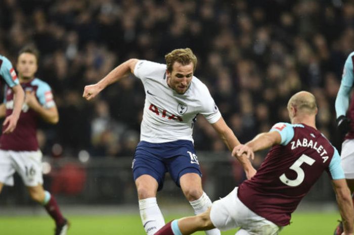 Penyerang Tottenham Hotspur, Harry Kane, berduel dengan pilar West Ham United, Pablo Zabaleta, ketika kedua tim bertemu pada laga Liga Inggris di Stadion Wembley, London, Jumat (5/1/2018) dini hari WIB.