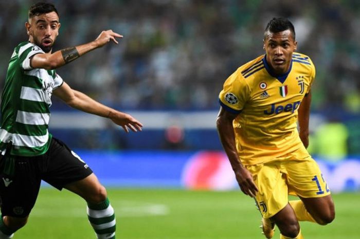 Bek sayap Juventus Alex Sandro (kanan) berduel dengan pemain Sporting CP Bruno Fernandes dalam partai Liga Champions di Stadion Jose Alvalade, Lisabon, 31 Oktober 2017.