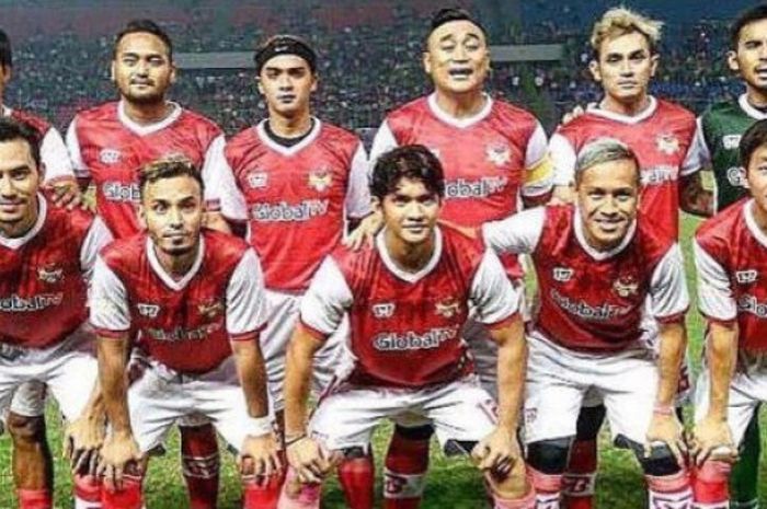 Iko Uwais dan teman-teman artis bermain sepak bola