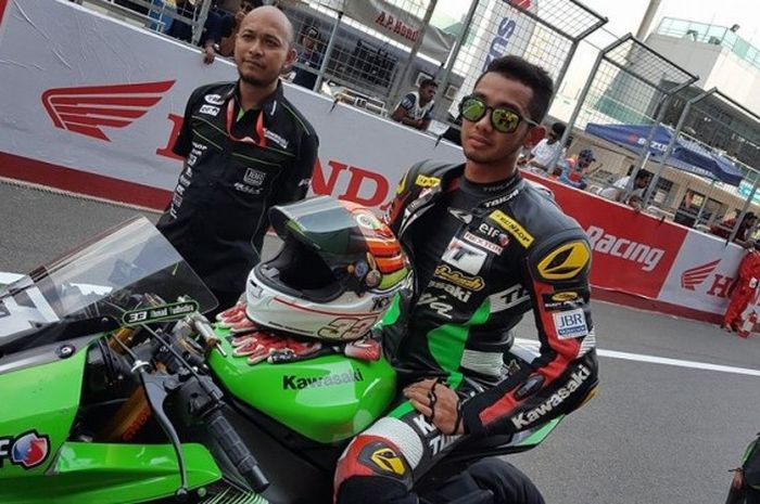 Pebalap Indonesia, Ahmad Yudhistira, bersiap di garis start sebelum balapan pertama Supersport 600cc seri kelima Asia Road Racing Championship (ARRC) 2016 di Sirkuit Buddh, India, Sabtu (1/10/2016).