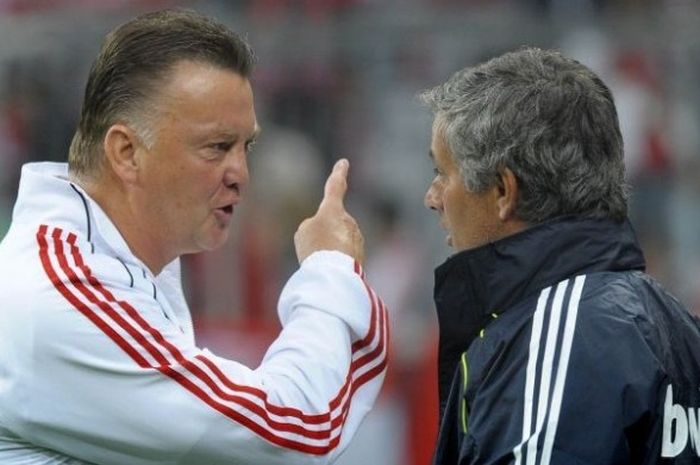 Jose Mourinho (kanan) dan Louis van Gaal berbicara dalam pertandingan persahabatan antara Real Madrid dan Bayern Muenchen di Munich, Jerman, 13 Agustus 2010.