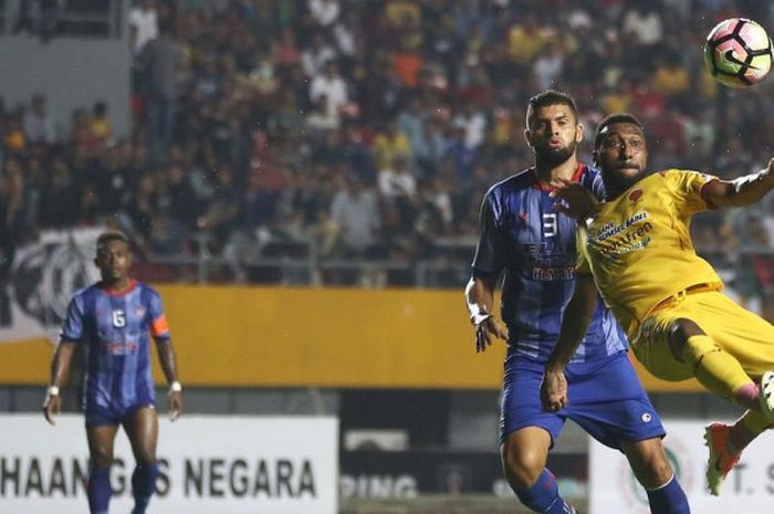 Pemain Sriwijaya FC, Patrich Wangga saat melawan tim Malaysia, Felcra FC di Stadion Gelora Sriwijaya, Jakabaring, Palembang, Kamis (15/3/2018)