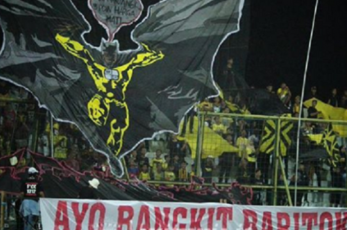 Fan Barito Putera membentangkan koreografi bergambar superhero Batman pada laga timnya kontra PS Tira, Senin (5/11/2018).