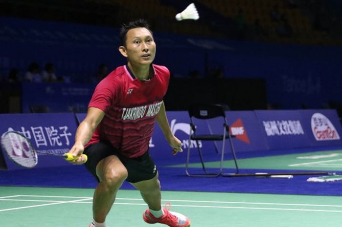 Pebulu tangkis tunggal putra Indonesia, Sony Dwi Kuncoro, mengembalikan kok ke arah Ren Pongbo (China) pada babak final kualifikasi China Terbuka yang berlangsung di Haixia Olympic Sports Center, Fuzhou, China, Selasa (14/11/2017).