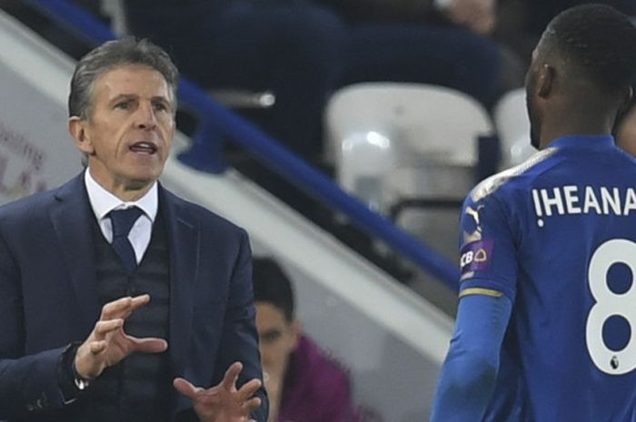 Manajer Leicester City, Claude Puel (kiri), berbicara dengan striker Kelechi Iheanacho di sela-sela babak perempat final Piala Liga Inggris menghadapi Manchester City di Stadion King Power, Leicester, Inggris, pada 19 December 2017.