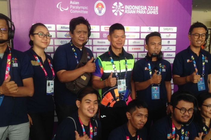 Ketua Inapgoc, Radja Sapta Oktohari, berfoto bersama tim broadcast Asian Para Games 2018 di venue cabor catur, Cempaka Putih Sports Hall, Jakarta, Jumat (12/10/2018).