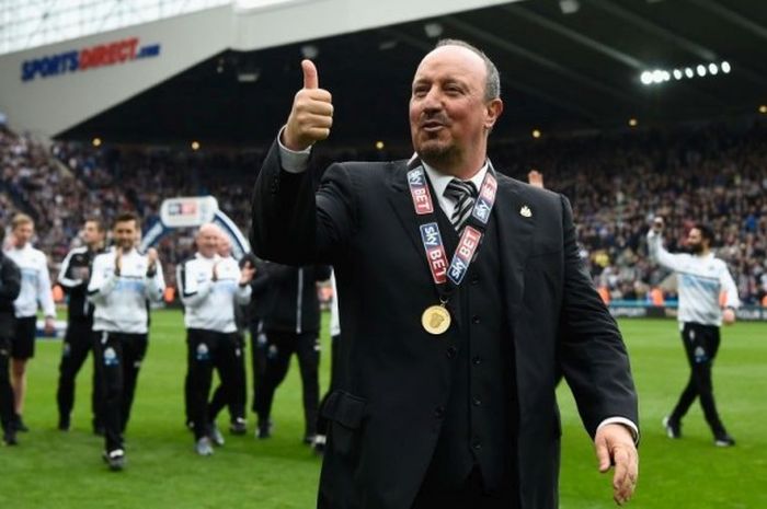 Pelatih Newcastle United, Rafael Benitez, mengacungkan jempol kepada para suporter seusai laga Divisi Championship antara Newcastle dan Barnsley di Stadion St James Park, Newcastle, pada Minggu (7/5/2017).