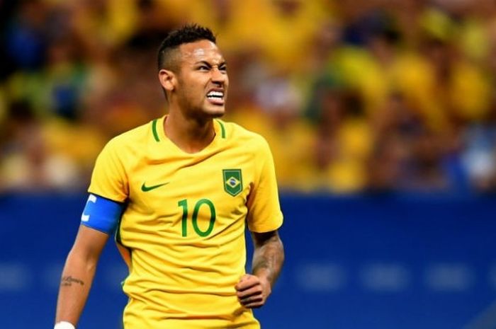   Ekspresi pemain bintang Brasil, Neymar Jr., saat timnya berlaga melawan Irak di laga kedua Grup A Olimpiade 2016 di Mane Garrincha Stadium, Senin (8/8/2016).  