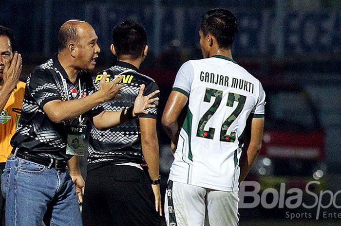 Manajer PS TNI, Mayjen Rudi Yuliant (kiri), memberi arahan kepada pemainnya, Ganjar Mukti, dalam laga pekan ke-29 Liga 1 melawan Arema FC di Stadion Kanjuruhan Malang, Jawa Timur, Sabtu (14/10/2017) malam.