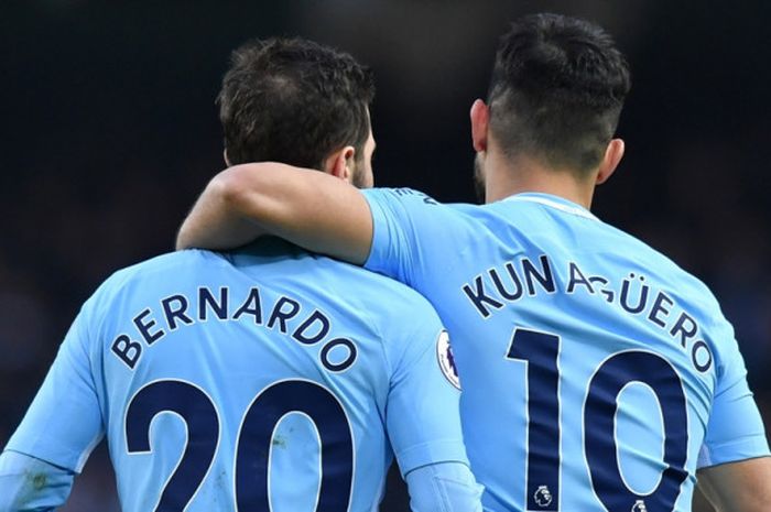 Gelandang Manchester City, Bernardo Silva (kiri), merayakan golnya bersama Sergio Aguero dalam laga Liga Inggris kontra Chelsea di Stadion Etihad, Manchester, pada 4 Maret 2018.