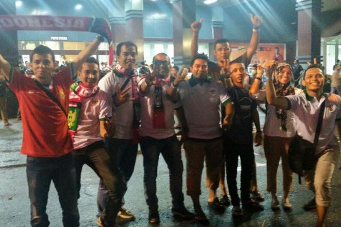 Antusiasme Iskandar bersama rekan-rekannya sebelum menyaksikan langsung laga timnas Indonesia kontra Brunei di Stadion Harapan Bangsa, Banda Aceh, Sabtu (21/2/2107) malam WIB.