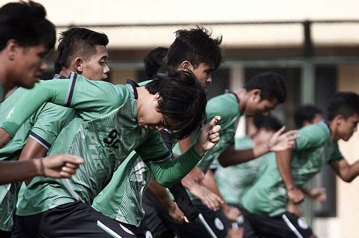 Pemain PSS Sleman mengikuti latihan di lapangan Universitas Negeri Yogyakarta, Selasa (9/1/2018) .