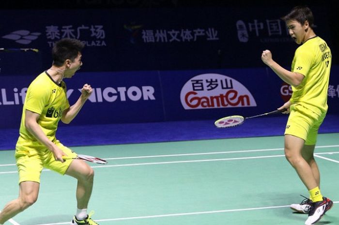 Pasangan ganda putra Indonesia, Marcus Fernaldi Gideon (kanan) dan Kevin Sanjaya Sukamuljo, meluapkan kegembiraan setelah menang atas Mathias Boe/Carsten Mogensen (Denmark) pada laga final China Open 2017, Minggu (19/11/2017).