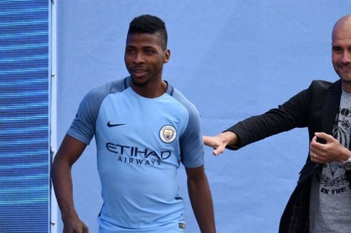 Penyerang Manchester City, Kelechi Iheanacho (kiri), berjumpa dengan manajernya, Josep Guardiola, di Akademi Sepak Bola City, Manchester, pada 3 Juli 2016.