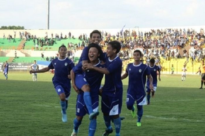  Penggawa PSIM Yogyakarta merayakan gol kedua yang dicetak M Rifky pada laga uji coba melawan Persik Kendal yang berkesudahan 3-0 bagi tuan rumah di Stadion Sultan Agung, Bantul, Minggu (15/4/2018). 