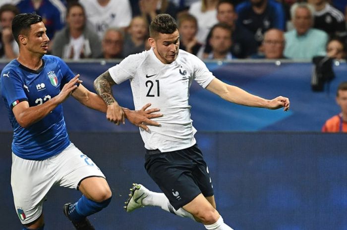 Gelandang Italia, Rolando Mandragora (kiri), berduel dengan bek Prancis, Lucas Hernandez, dalam laga persahabatan di Stadion Allianz Riviera, Nice, Prancis pada 1 Juni 2018.