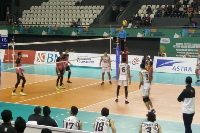 Tim bola voli putra Indonesia 2 (jersey putih) menghadapi tim Indonesia 1 pada final test event Asian Games 2018 di Tennis Indoor, Senayan, Jakarta, Kamis (15/2/2018)