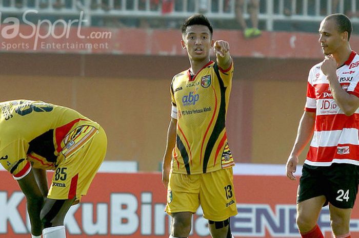 Gelandang Mitra Kukar, Bayu Pradana (tengah), memberikan arahan kepada rekan setimnya saat tampil melawan Madura United dalam laga pekan ke-3 Liga 1 di Stadion Gelora Ratu Pamellingan Pamekasan, Jawa Timur, Jumat (28/04/2017) sore.