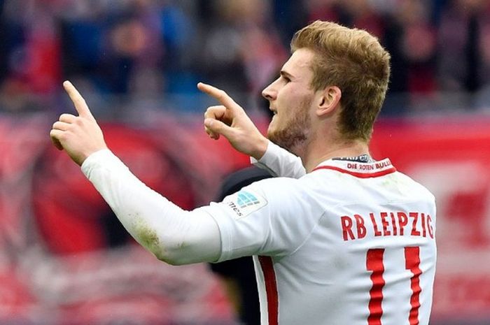 Penyerang Leipzig, Timo Werner, melakukan selebrasi seusai mencetak gol ke gawang Freiburg dalam laga lanjutan Liga Jerman 2016-2017 di Leipzig, (15/4/2017).