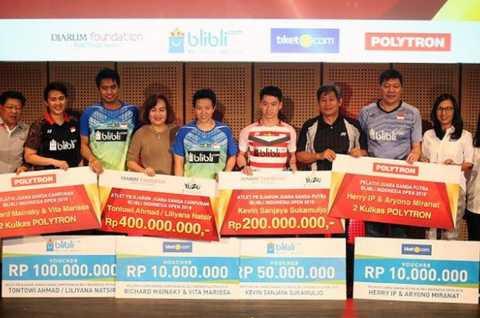 Para penerima bonus Indonesia Open 2018 berpose setelah pemberian secara simbolis oleh Djarum Foundation dan Blibli.com di Galeri Indonesia Kaya, Jakarta, Rabu (11/7/2018).