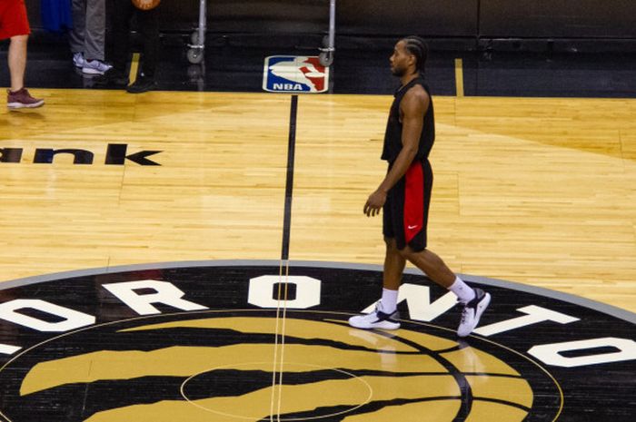 Pemain Toronto Raptors, Kawhi Leonard, sedang melakukan pemanasan jelang pertandingan Washington Wizzards.