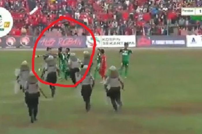 Pemain PSMS Medan ricuh saat laga kontra Persibat Batang, Jumat (29/9/2017).