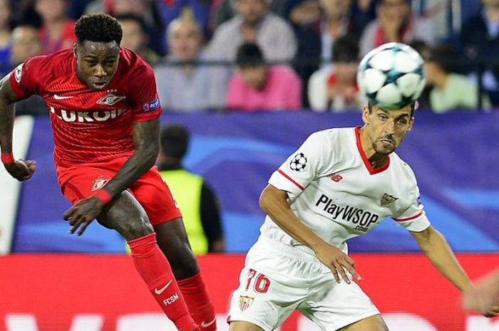 Penyerang Spartak Moskva asal Belanda, Quincy Promes (kiri), dalam pertandingan Liga Champions melawan Sevilla, 1 November 2017 di Stadion Ramon Sanchez Pizjuan.