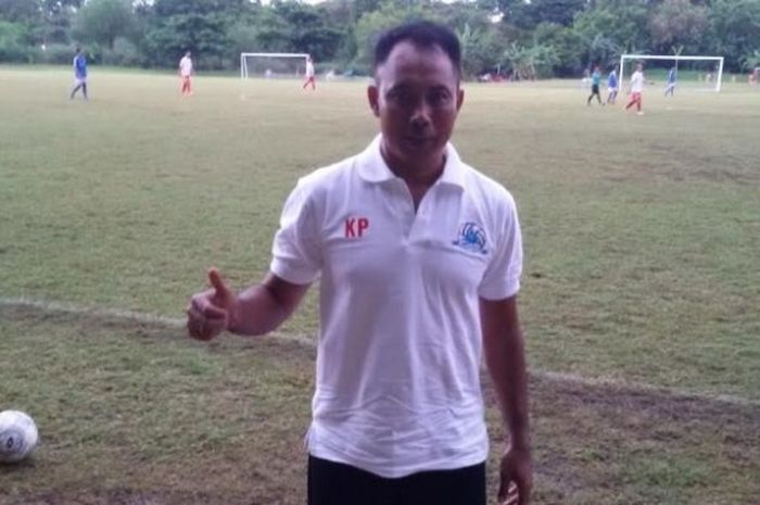 Eks kiper timnas Indonesia, I Komang Putra seusai membela tim Mitra Devata yang beruji coba kontra tuan rumah Terang Bangsa Up-35 Tahun di lapangan Terang Bangsa, Semarang, Jumat (28/10/2016). 