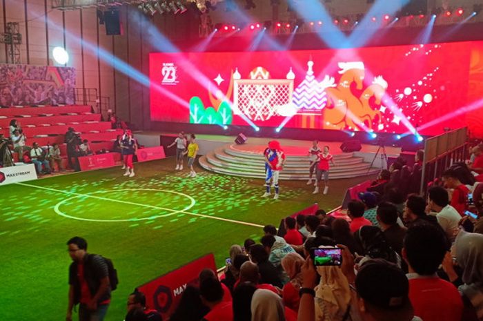 Acara launching aplikasi nonton tayangan PIala Dunia 2018 keluaran Telkomsel, MAXstream, di Pacific Palace Ballroom, Jakarta Selatan, pada Rabu (5/6/2018).