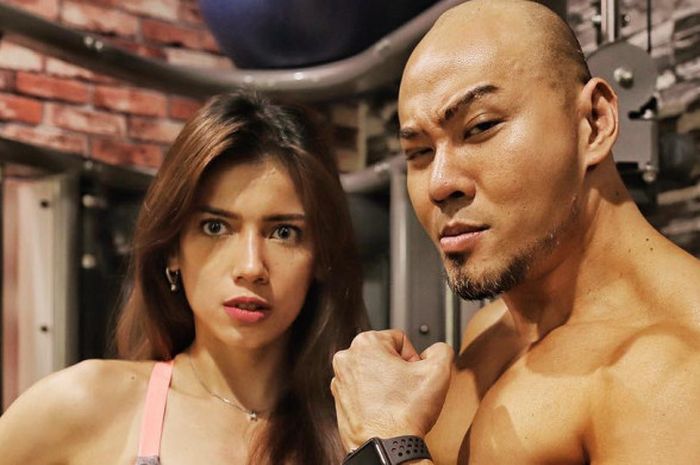 Deddy Corbuzier (kanan) dan Sabrina Chairunnisa