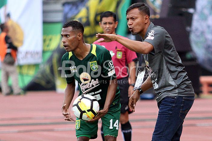 Pelatih Persebaya Bejo Sugiantoro saat memberi instruksi kepada pemainnya, Ruben Karel Sanadi, pada laga kontra Persela, Minggu (5/8/2018) di Gelora Bung Tomo Surabaya.