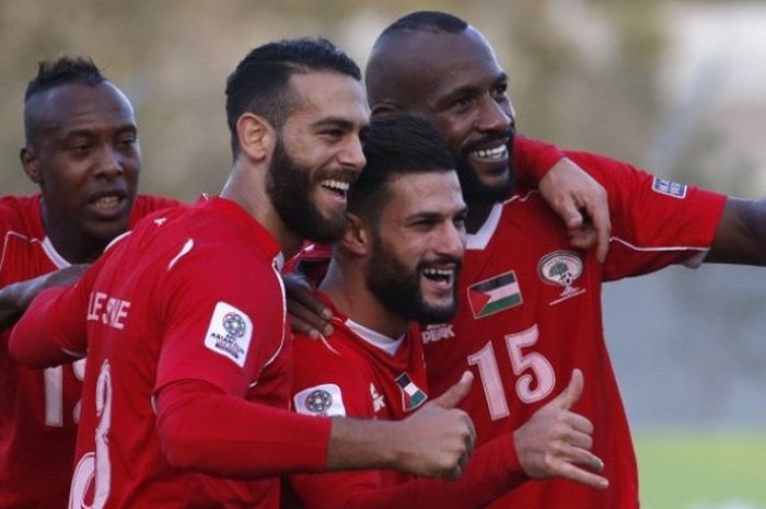 Para pemain timnas Palestina merayakan gol yang dicetak ke gawang Bhutan dalam laga kualifikasi Piala Asia 2019 di Stadion Internasional Dora, Hebron, Selasa (10/10/2017).