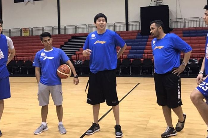 Pelatih kepala Satria Muda Pertamina Jakarta, Youbel Sondakh (tengah), saat memimpin latihan tim di Hi-Test Arena, Batam, Kepulauan Riau, Kamis (1/12/2016).
