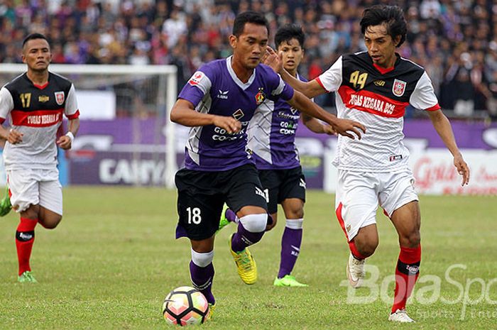 Pemain PS Mojokerto Putra, Tamsil Sinjaya (kanan), berduel mengejar bola dengan pemain Persik Kediri, Beni Oktovianto, dalam laga pekan ke-9 Grup 6 Liga 2 di Stadion Brawijaya Kediri Jawa Timur, Selasa (01/08/2017) sore.