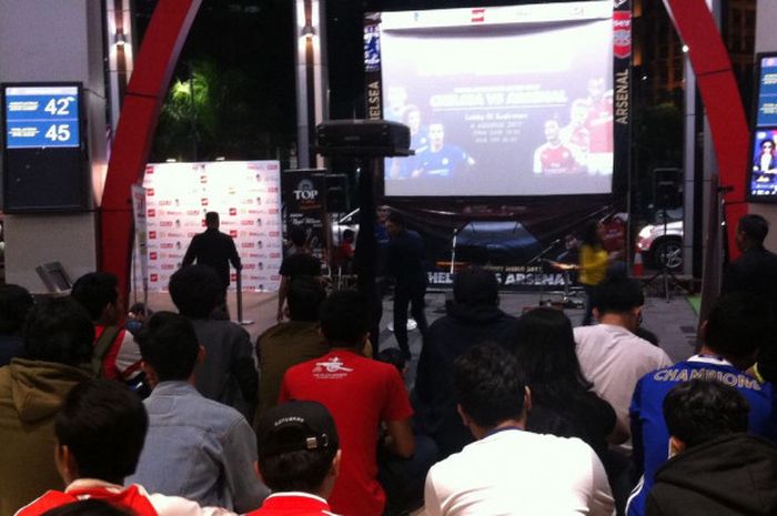 Suasana nobar Community Shield oleh BolaSport.com di FX Sudirman, Jakarta, Minggu (6/8/2017).