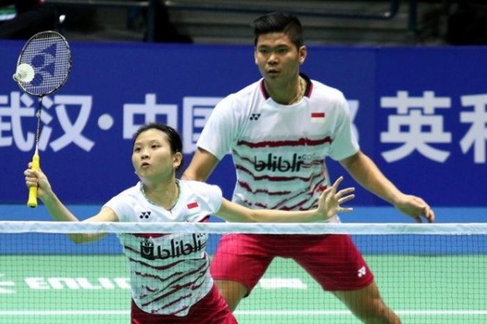 Pasangan ganda campuran Indonesia, Praveen Jordan/Debby Susanto, mengembalikan kok dari pasangan Korea Selatan, Choi Sol-gyu/Chae Yoo-jung, pada babak kedua Kejuaraan Asia 2017 di Wuhan, Kamis (27/4/2017).