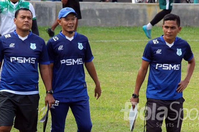 Mahruzar Nasution (kiri) bersama kedua asistennya di Stadion Kebun Bunga Medan.