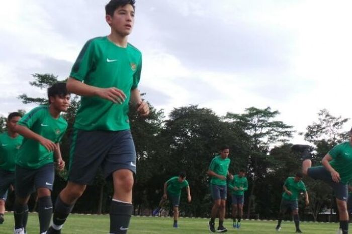  Pemain Indonesia yang bermain di Inggris, Jack Brown (depan), saat mengikuti seleksi timnas U-18 di Stadion Atang Sutresna, Cijantung, Kamis (6/4/2017). 