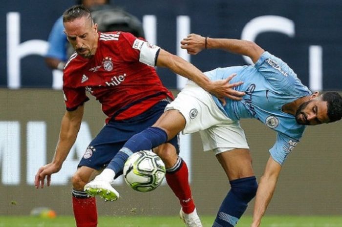 Riyad Mahrez dan Franck Ribery berduel saat Bayern Muenchen berhadapan dengan Manchester City dalam lanjutan ICC 2018 di Stadion Hard Rock, 28 Juli 2018. 