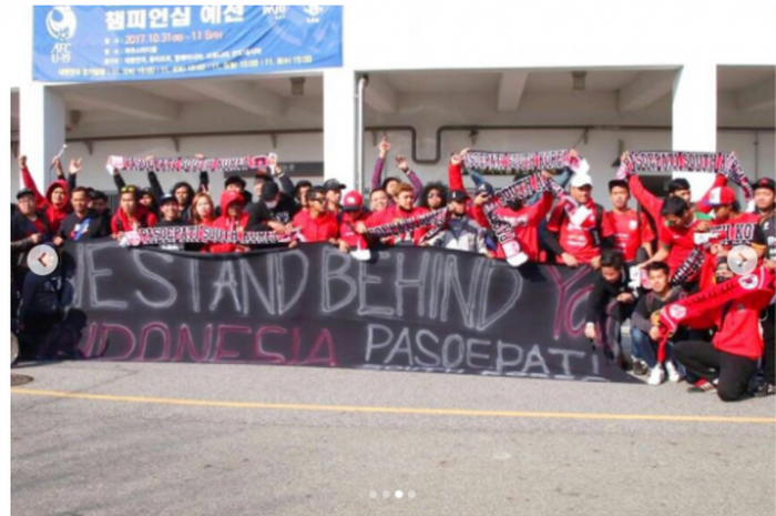 Pasoepati menyaksikan pertandingan Timna u-19 Indonesia melawan Korea Selatan, di Stdaion Paju, Korsel Sabtu (4/11/2017).